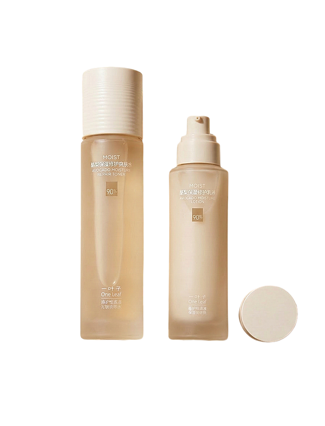 将图中两瓶一叶子护肤品调整为平行直线平躺摆放，一瓶带盖、一瓶开盖（泵头朝前），瓶盖置于旁侧，背景为浅米色，保持柔和侧光与长阴影，风格简约干净