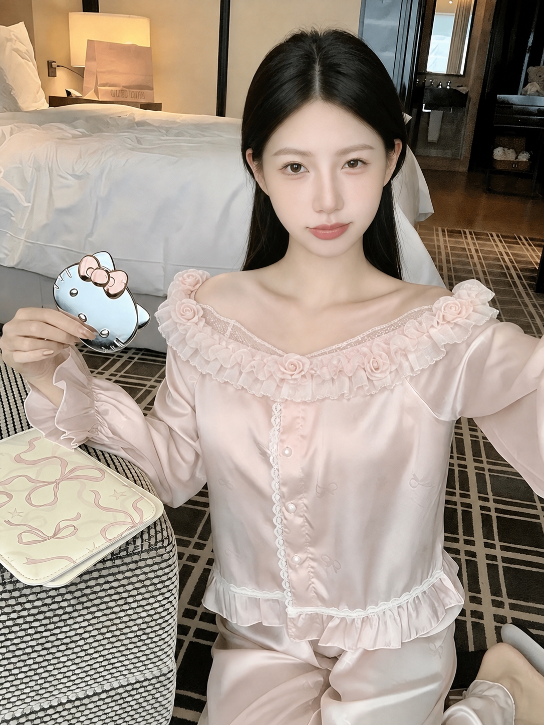 将图2浅蓝色上衣的领子和肩膀设计（一字肩露肩设计，肩部有蕾丝+… - 图片创意预览