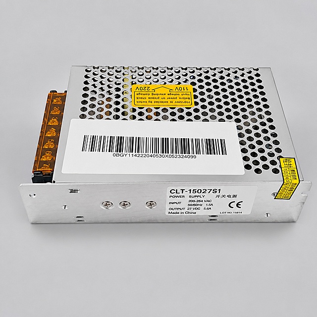 产品精修，产品置于淡淡的浅灰色纯色背景上，专业商业棚拍光，5500K标准中性白光，轮廓光，体积光，曝光正确，强烈真实立体感，主体居中，商品完整入画不裁切，商品外轮廓视觉体量约画面60%-80%，四边均匀留白约10%-20%，严禁满幅铺满与贴边顶满，极致超清画质，细节清晰锐利，4K分辨率，商业级实拍质感，保留原图真实材质与结构细节，明显提升商品表面洁净度，清理灰尘、污渍、指纹、油污、胶痕和霉点，让表面从脏旧发闷变为干净可售卖状态，提升商品洁净度和商业新品感，清除旧痕、灰暗、脏斑和不均匀色块，保留原图颜色，颜色以输入图为唯一参考，分段部件颜色边界按原图锁定，锁定原图五金商品的外轮廓、朝向、可见面、比例、孔位、部件数量、连接关系和功能结构，禁止新增/删除零件、补全不可见背面、改变结构关系或重绘成其他五金商品，锁定孔型、孔距、镂空边界与透视关系，禁止重绘为规则孔，锁定螺丝等敏感细节的颜色、材质、形状、位置、数量和连接关系，细腻真实的金属肌理质感，工艺方向、颗粒层次和明暗过渡自然，高光柔和有层次，不磨平成塑料或镜面，前侧视图，标准透视校正，正常透视焦段，保持同类机位，比例1:1
