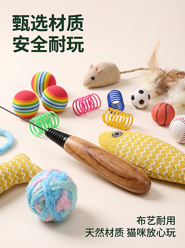 [主图 3] 猫咪玩具组合套装材质细节展示。
[氛围风格] 清新可爱宠物用品风，整体风格和前两图统一；
[画质] 商业摄影质感、光线柔和通透、产品清晰真实、画面干净高级。
[元素] 画面中心放大展示逗猫棒实木手柄、麻布小鱼、毛线球的材质纹理细节，局部特写清晰展示材质做工，其余玩具自然散落在背景角落，保持所有产品外观颜色材质与原图一致，无变形色差。商品主体占比约70%。
[光影] 侧逆光突出材质纹理质感，光影通透自然。
[配色] 浅米清新背景，突出产品材质本身色彩，整体干净自然。
[视角构图] 特写视角，聚焦细节，主体明确。
[文字版式] 左上主标题："甄选材质 安全耐玩"，深绿色加粗；右下角文字标注："布艺耐用 天然材质 猫咪放心玩"，清晰不遮挡主体。
[比例分辨率] 3:4 比例，2k 分辨率，文字清晰锐利，画面超高清。
[负向提示词] 变形，水印，文字错乱，产品图模糊，背景杂乱