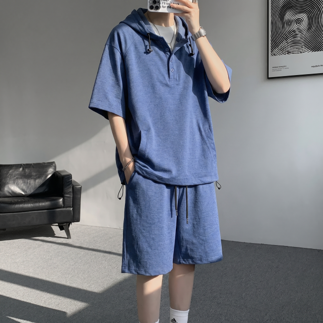 请将参考图 1 的【蓝色连帽短袖短裤套装】1:1 还原其款式、颜色、材质、剪裁、图案、版型、五金细节、logo 等所有细节，穿到参考图 4 的模特身上；完全保持参考图 4 模特的身姿、面部、发型、气质预览效果