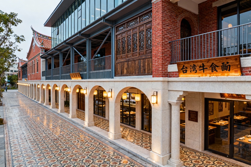 用现代材料打造台湾传统风格餐饮街区街景图，要新不要破旧的，要有台湾传统元素，一二层楼的建筑预览效果