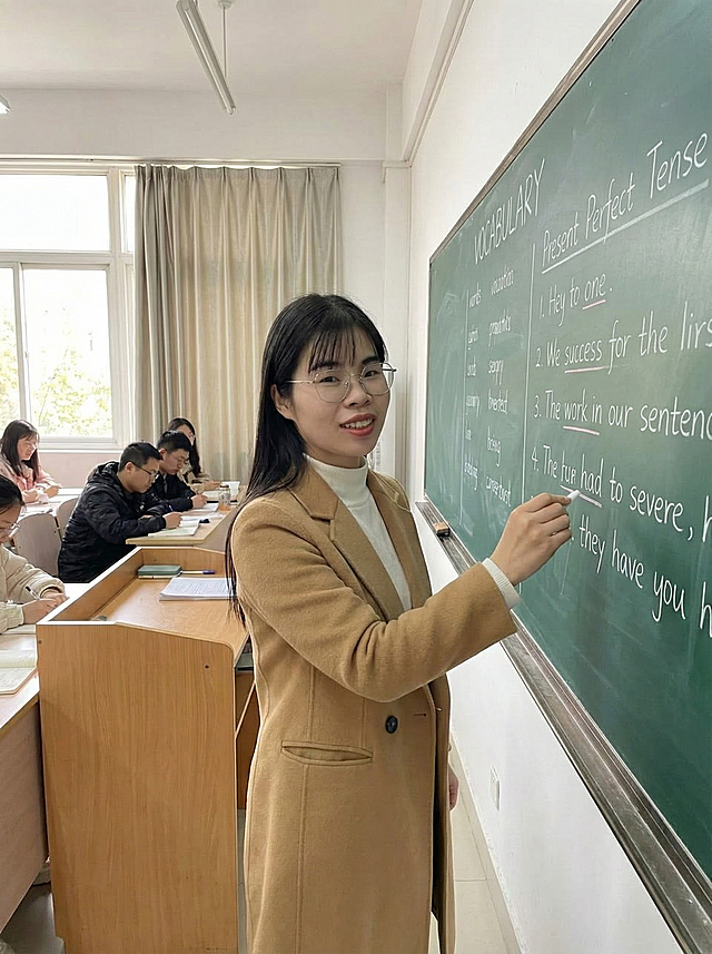 给人物加一个站在教室黑板前面讲英语课的场景，给人物配一副眼镜，讲桌后面是学生在教室听课