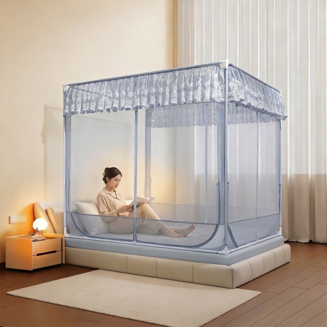 在蚊帐内部添加一位穿着米色家居服的美女，正坐着安静看书，保持原场景其余内容不变，风格与原图统一，光线自然和谐预览效果