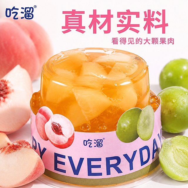 [主图-2] 果冻果肉细节展示主图，突出真材实料卖点。
[氛围风格] 诱人食欲的特写质感，新鲜饱满；
[画质] 超高清商业微距摄影，果冻纹理清晰，果肉颗粒分明，质感真实通透。
[元素] 开盖桃子青梅味果冻居中放大，展示果冻内部大块桃子果肉，果冻Q弹晶莹，果肉清晰可见，果冻周围点缀新鲜桃子切片和青梅果；左上角保留"吃溜"品牌Logo；**保持果冻外观、包装设计与参考产品图完全一致，颜色、纹理无修改，精细化处理边缘**。商品主体占比约70%，特写聚焦果肉部分。
[光影] 软侧光，突出果冻通透感和果肉纹理，明暗对比清晰，高光点缀果冻表面，增强Q弹质感。
[配色] 浅白背景为主，粉色包装和黄橙色果冻作视觉主体，青梅绿色做点缀，干净清新。
[视角构图] 平视特写构图，景深较浅，背景虚化突出果肉主体，焦点落在果冻内部果肉上。
[文字版式] 左上品牌Logo，顶部标题大字 "真材实料"，右侧小字 "看得见的大颗果肉"，文字颜色与包装粉色保持一致，背景干净不遮挡主体。
[比例分辨率] 1:1 比例，2k 分辨率；文字清晰可辨，超高清。
[负向提示词] 变形，水印，文字错乱，产品模糊，背景杂乱，果肉结块，颜色失真