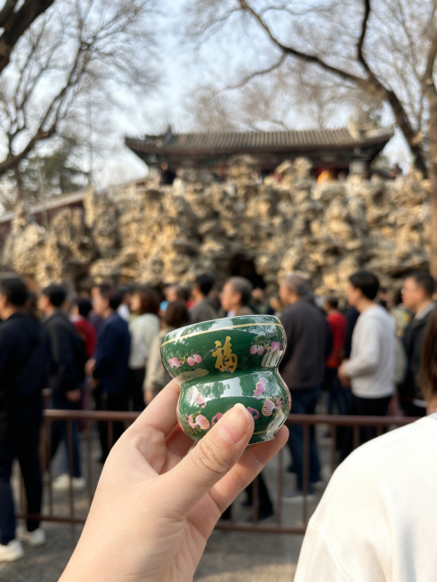 增加背景游客数量，有远近关系，游客面向左侧，近处只露肩膀预览效果