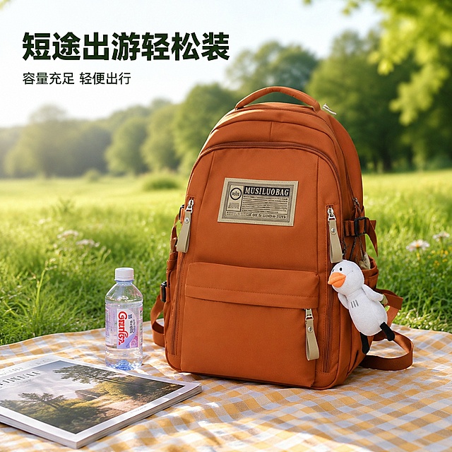 [主图-8] 户外短途出游场景展示图
[氛围风格] 户外休闲，轻松活力
[画质] 商业摄影质感、光线柔和通透、产品清晰真实、画面干净高级
[元素] 双肩背包放在青草地郊游野餐垫上，周围搭配一瓶矿泉水一本杂志，保持背包外观颜色材质结构和原产品一致，杜绝任何变形和色差，精细化处理，背景是模糊的郊外树林，营造周末踏青的轻松氛围，突出背包适合户外短途出游的使用场景。商品主体占比65%，画面满屏无边框。
[光影] 自然光，柔和温暖，营造户外休闲氛围
[配色] 焦糖橘背包搭配绿色草地，自然活力配色
[视角构图] 平视，背景虚化突出背包主体
[文字版式] 左上角负空间文字：大字「短途出游轻松装」，深绿粗体，下方小字「容量充足 轻便出行」，字号缩小一半，不遮挡主体
[比例分辨率] 1:1 比例，4k 分辨率；文字清晰锐利，画面超高清
[负向提示词] 变形，文字错乱，产品图模糊，背景杂乱，水印，电商平台Logo