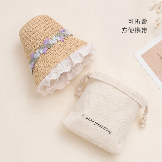 [主图-8] 草帽可折叠收纳展示；
[氛围风格] 功能展示，干净清晰；
[画质] 商业摄影质感、光线均匀通透、产品清晰真实。
[元素] 紫花款草帽折叠后放入小号帆布袋，展示可折叠便携性，背景为干净浅米预览效果