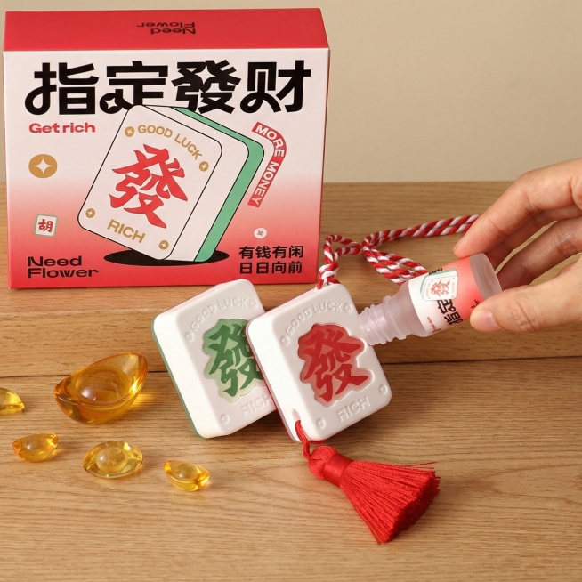 把第二张图片桌子上的台灯全部去掉，保留桌子和背景。把第一张图片的麻将套盒和香薰都抠出来，不要背景，把所有麻将香薰放到图一的背景上预览效果