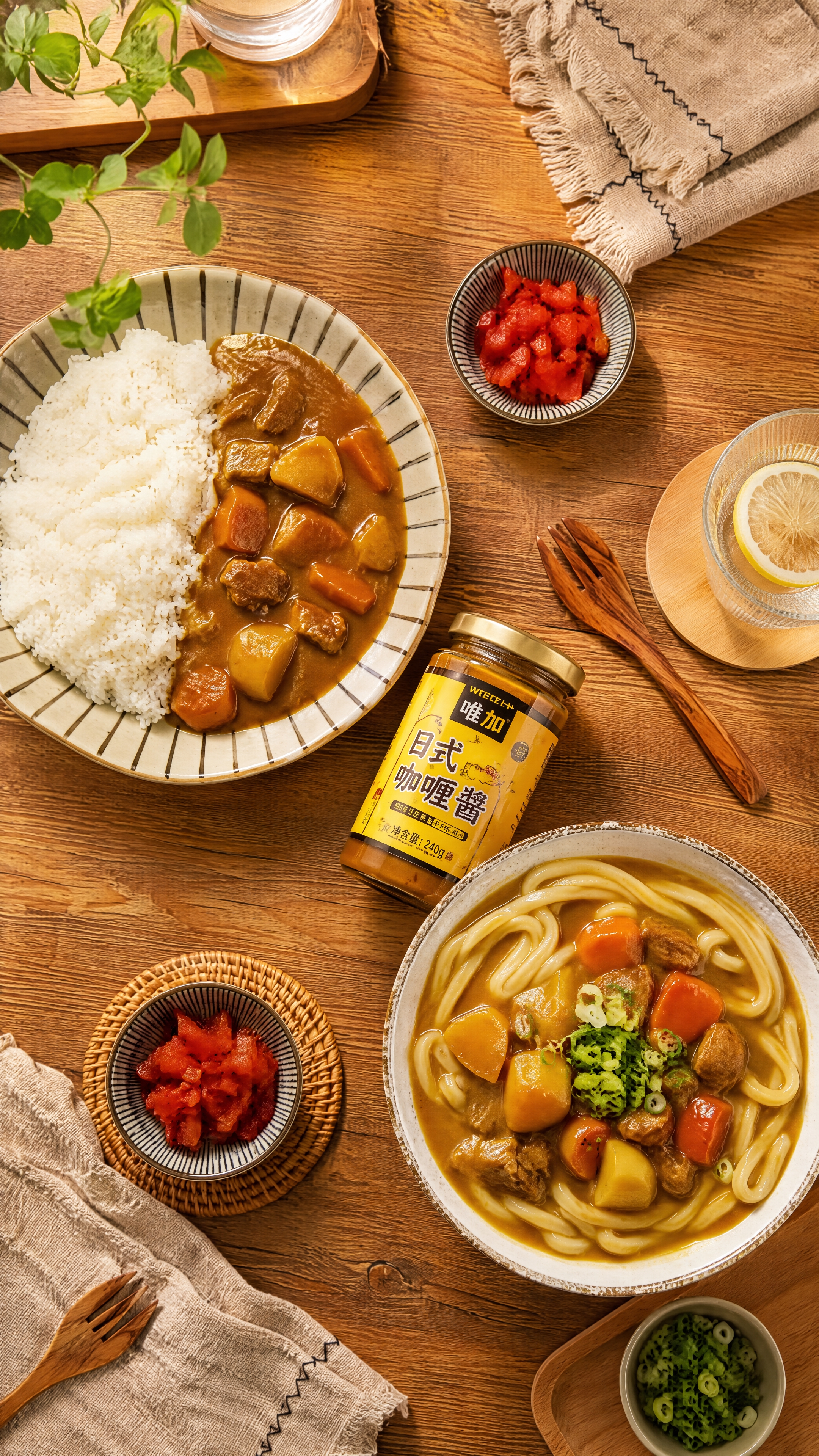 竖版俯拍平铺美食摄影，原木桌面上摆放2份美食：经典咖喱饭和咖喱… - 图片创意预览
