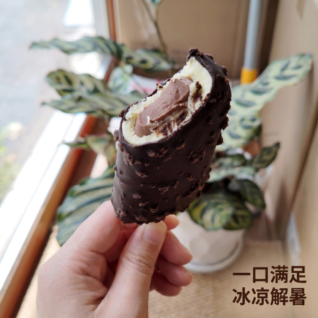 [主图 4] 手持冰淇淋第一视角食用场景体验。
[氛围风格] 真实生活场景，清凉夏日享受感；
[画质] 商业食品摄影质感，光线柔和通透，产品清晰真实，画面干净高级。
[元素] 女生手拿着被咬开一口的巧预览效果