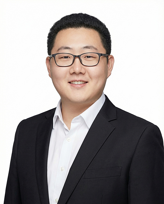 将姿势改成正面，表情微笑