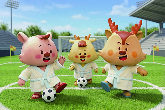 修改三个角色的动作，让他们穿着现有的米白色浴袍在足球场踢足球，替换掉他们现在手中拿的物品为足球，保持角色形象和整体风格不变