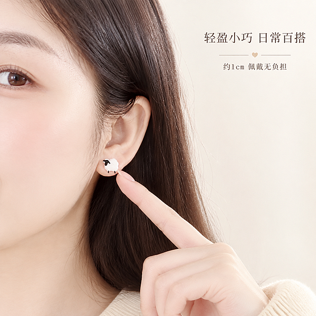 [主图-3] 佩戴效果展示 女生耳侧佩戴小羊耳钉 突出日常百搭和可爱感
[统一基调] 奶油白浅米色背景 整体清新温柔治愈风 浅色系柔光 精致文艺字体 标题字色深棕灰 辅助字色浅棕灰 强调色奶白色 无厚重色块 画面干净通透
[画面] 年轻女生右侧脸部和耳朵局部特写 长发自然垂落 耳朵上佩戴一只小羊耳钉 小羊造型清晰可见 女生手指轻轻指向耳钉 展示佩戴位置和大小比例 女生肤色白皙 头发深棕色 穿着米白色上衣 背景为纯净奶油白 突出耳钉的可爱和精致 主体耳钉在画面视觉中心 人物只露出右半脸和耳朵部分 不露出完整面部 重点在耳饰
[光影质感] 自然光感 柔和侧光 皮肤质感细腻 耳钉部分有清晰高光 整体画面温柔有氛围感
[配色] 人物肤色自然 头发深棕 上衣米白 背景奶油白 耳钉白黑配色 整体色调统一温柔
[文字版式] 画面右上角小号主标题 "轻盈小巧 日常百搭" 下方更小字号辅助文案 "约1cm 佩戴无负担" 文字精致不抢镜
[输出要求] 1:1正方形 2048x2048像素 耳钉清晰 佩戴效果自然 文字清晰 无变形 无错字 无水印 无平台Logo 人物面部不扭曲 手部自然