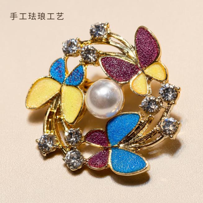 「图片1」，生成一套主图（5张），商品名称是珐琅工艺胸针，卖点是古风古色，风格是古风、珐琅工艺，图案是蝴蝶和珍珠，适配抖音平台，主图比例为1:1。参考图如下「图片1」「图片1」「图片1」「图片1」「图预览效果