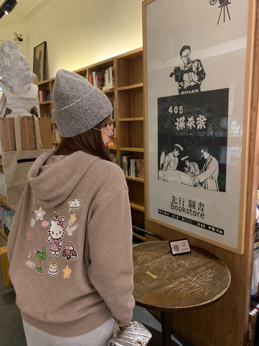 将图3模特身上的衣服替换为图1和图2所示的棕色华夫格连帽拉链卫… - 图片创意预览
