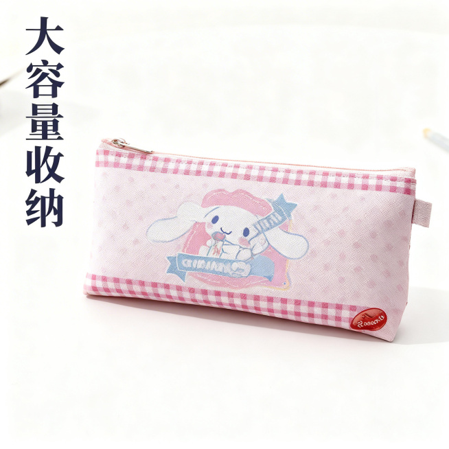 [主图 2] 玉桂狗笔袋细节展示图
[氛围/风格] 可爱清新，真实质感，干净简约
[画面元素] 特写展示粉色玉桂狗笔袋的正面印花和拉链细节，笔袋放置在简约干净的浅色桌面上，背景干净无杂物，清晰展示面料预览效果