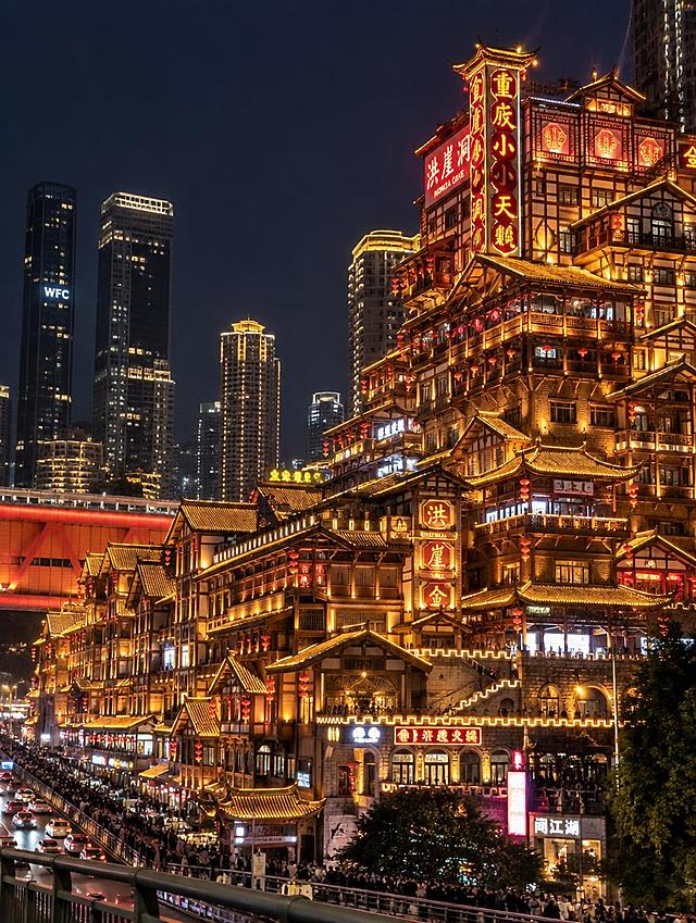 洪崖洞高清实拍风景图，重庆洪崖洞夜景，吊脚楼建筑群，璀璨灯光，夜景，真实摄影质感，纪实质感，3:4竖版构图