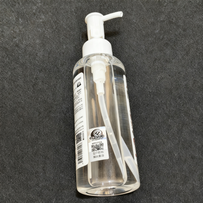 电商商品1:1主图，进一步精修，保留产品细节，优化产品清晰度和质感，去除瑕疵，深灰色背景，比例1:1预览效果