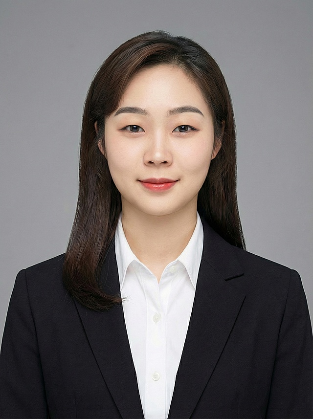 帮我把背景改为灰色，人物保持不变