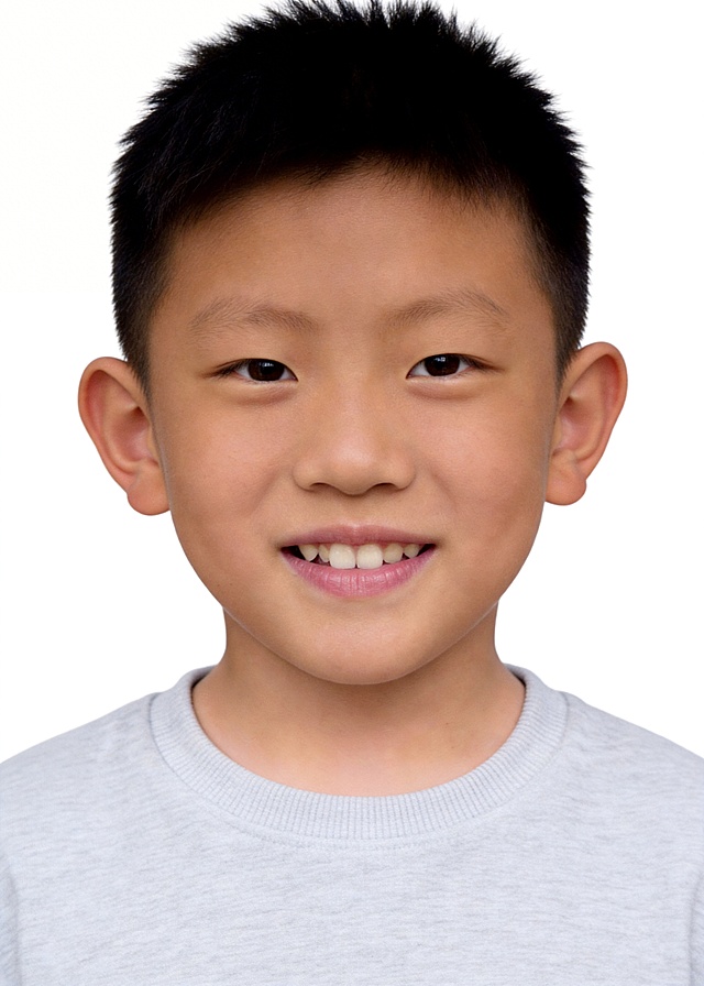 保留原图人物五官、脸型、发型、服装所有细节不变，增加四周留白，让四周空白更多一些，保持人物原本大小，整体图片保持5:7比例的二寸证件照，纯色白底背景，保留完整肩膀和头部，专业标准证件照，画质清晰