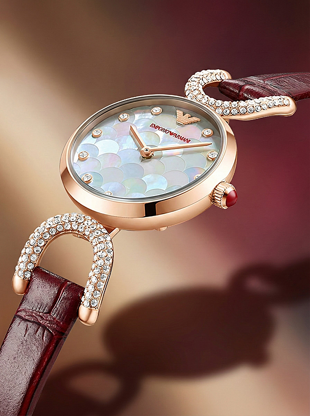 模糊的咖啡喝酒红色背景，有梦幻的感觉，光从左面照射下来，右下方有投影