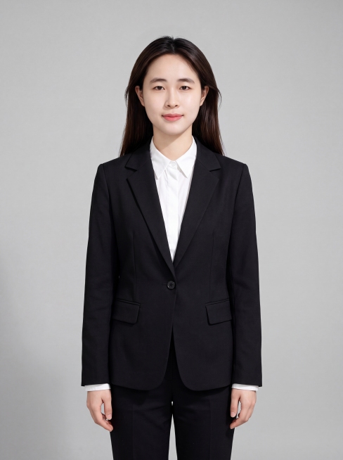 参考图中保留人物脸型、发型、年龄等特征生成职场形象照，标准焦段50mm,f/4光圈,平视视角，镜头与人物视线齐平；人物占画面合理空间，人物居中，居中构图，位于画面中心，为视觉聚焦点，全身照，展现人物完预览效果