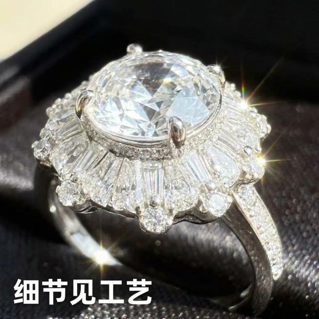 [主图 3] 钻石戒指细节特写图
[氛围/风格] 极致细节质感，轻奢高级珠宝光影。
[画面元素] 特写放大展示钻石切面和围镶工艺，聚焦主钻与周围镶嵌的碎钻梯钻，展示切割纹理和璀璨反光，背景虚化突出细节预览效果