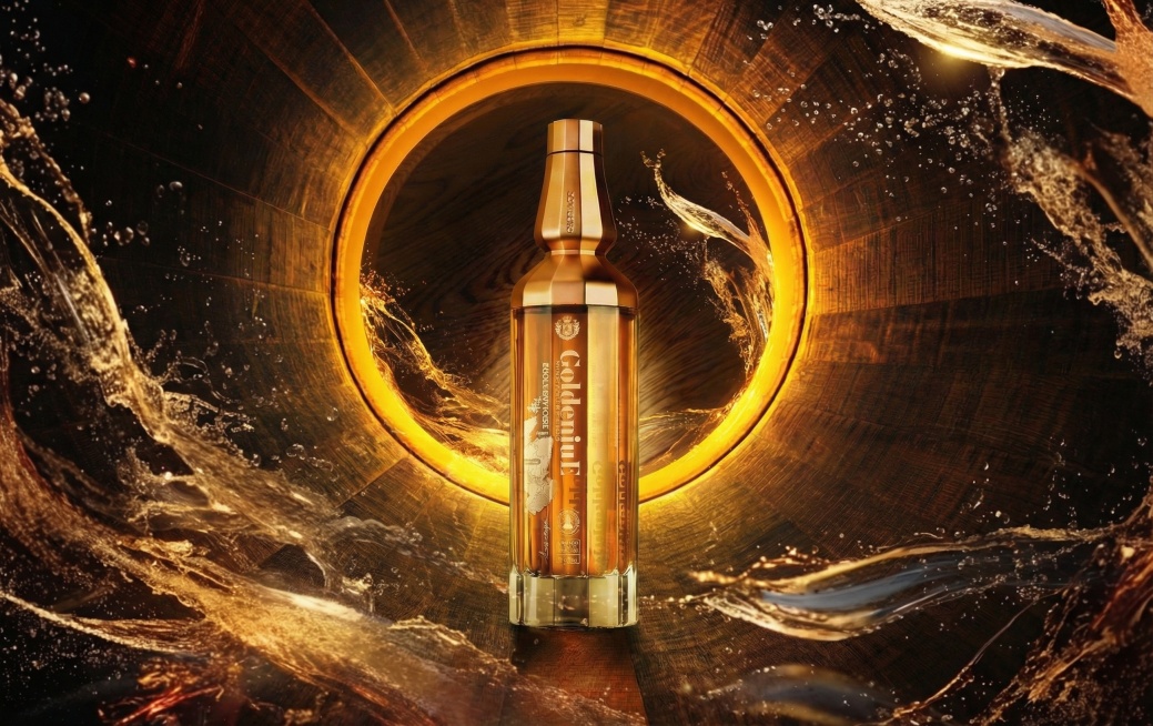 将图1溅射流动的威士忌液体，融入图2木桶孔洞中，木桶圆通与酒瓶比例不变，保留灯光质感与奢华感，使用MJ模型预览效果