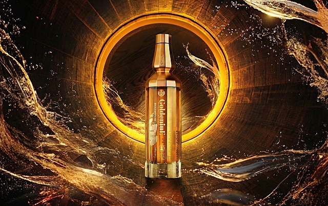 将图1溅射流动的威士忌液体，融入图2木桶孔洞中，木桶圆通与酒瓶比例不变，保留灯光质感与奢华感，使用MJ模型