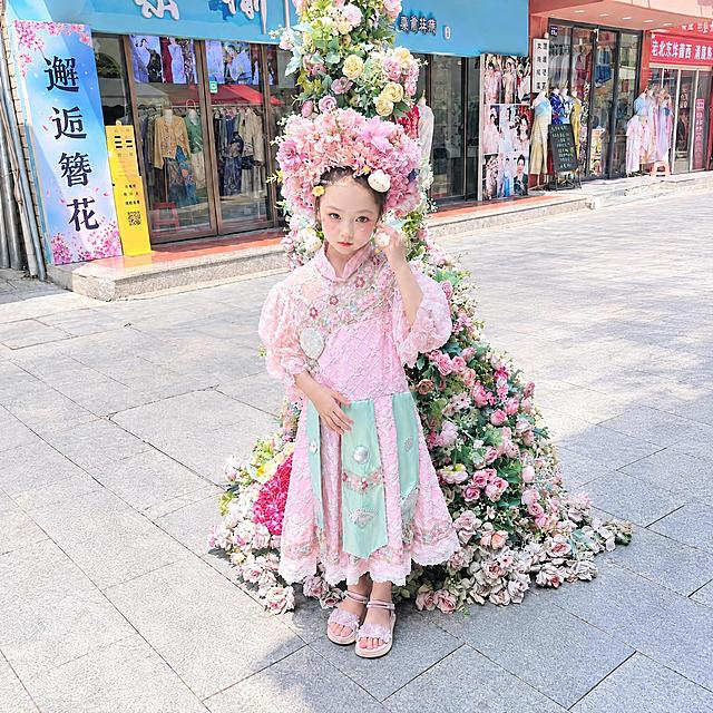 将画面右侧的黑色摩托车完全修掉，用周围的灰色地砖和街道背景自然填充，保持地面纹理和光影一致，画面其他所有元素保持不变，整体自然真实，看不出修图痕迹