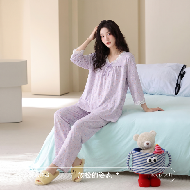 请将参考图 1 的睡衣套装1:1还原其款式、淡紫色碎花图案、蕾丝花边、领口系带、七分袖剪裁等所有细节，替换模特身上原有的服装，完全保持参考图3模特的身姿、面部、发型、气质、动作不变，去掉左上角logo预览效果