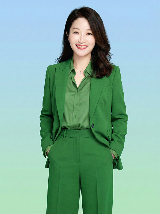背景浅蓝绿渐变色，衣服裤子草绿色，面部打光
