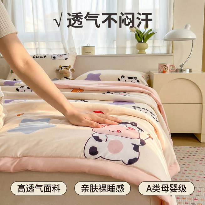 [主图 2] 夏凉被透气不闷汗功能体验展示
[氛围/风格] 清新真实，温馨舒适家居感，保持和主图1一致的卧室场景和光源方向
[画面元素] 商业摄影质感、光线柔和通透、产品清晰真实、画面干净高级。保留原预览效果