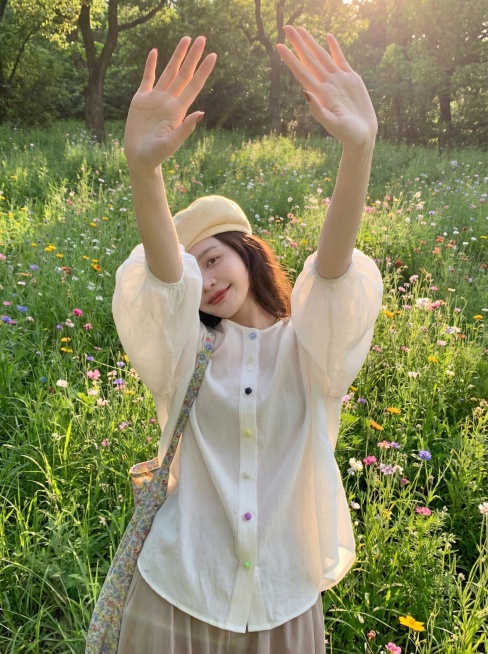 帮我把这张图换个好看一点的背景，人物不变预览效果