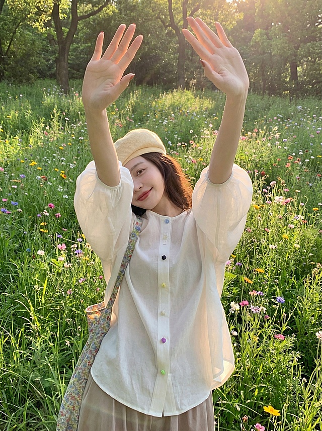 帮我把这张图换个好看一点的背景，人物不变