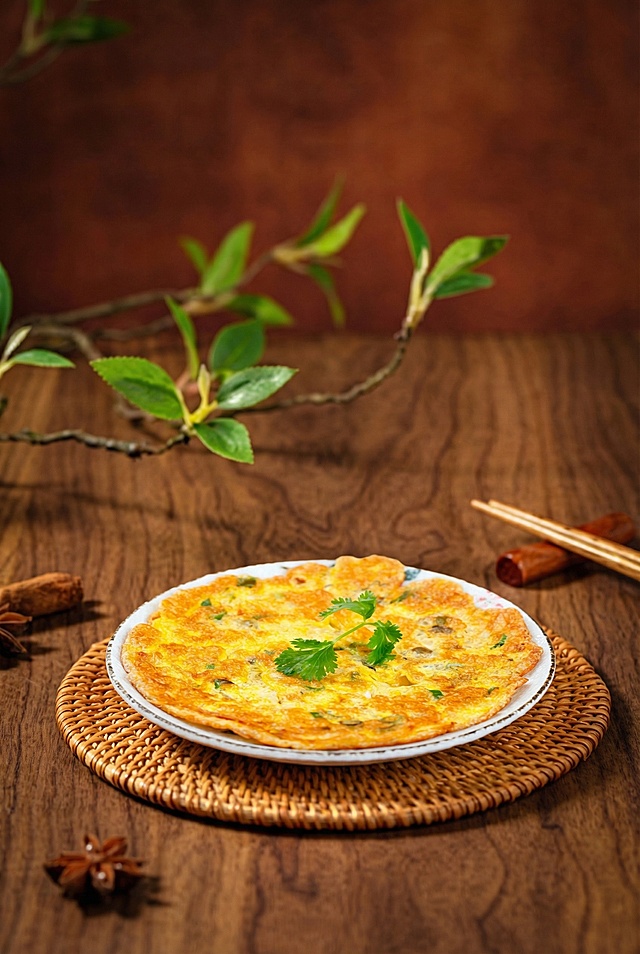 把图1的盘子和煎鸡蛋美食放进图2里面，要符合商用美食摄影
