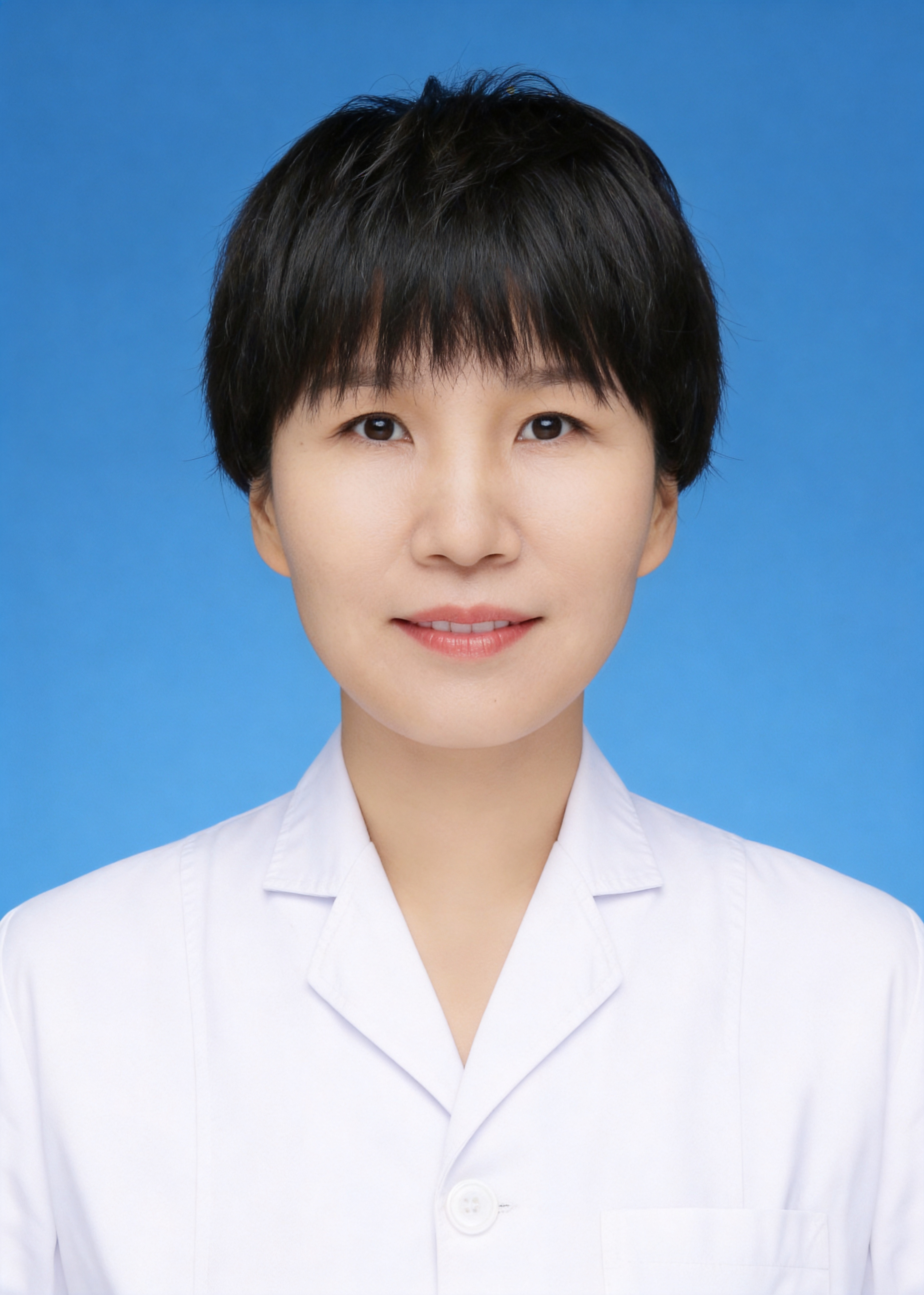 保留第一张图中人物发型、脸型、年龄特征生成标准样式纯正面证件照… - 图片创意预览