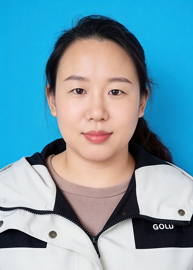 保留第一张图中人物发型､脸型､年龄特征生成标准样式纯正面证件照;人物主体严格居中,头部大小与位置严格对齐第二张图,双肩水平平衡,面部中轴线对齐画面中心,正视前方;标准证件照构图,人物绝对居中;头顶上方距离上边缘高度10%,下巴距离画面下边缘高度30%,人物主体占比约68%;肩部平展与画面水平轴平行;头部占比严格对齐第二张图;提亮肤色,消除暗沉,清透裸妆,隐形毛孔,均匀肤色,唇色自然提亮;肤色白皙细腻,轻透裸妆+微微提亮;底妆轻薄服帖;淡妆:极细内眼线,唇色微微润泽;眼神澄澈,看向镜头,气质自信,嘴角微微上扬表情自然;耳廓可见度一致;肩部平展,肩线与画面水平轴平行;头肩比例协调呈现;免冠,不戴帽子,无头饰,无发带,佩戴眼镜,眼镜无反光,柔和正面顺光均匀柔光,面部明亮无硬影,背景均匀提亮,画质清晰,零噪点降噪;面部清晰;背景亮度均匀统一;高清锐利画质,细节清晰可见;零噪点处理;色彩还原自然,均匀柔和布光,无明显阴影,面部光影干净,柔光正面打光,自然光影过渡,皮肤质感细腻,哑光质感;标准焦段50mm,纯正面,入境范围头部至胸部以上区域,F/4光圈(兼容F/2.8-F/4区间),平视视角(镜头与人物视线完全齐平),正视视图;人物绝对居中(居中构图),位于画面中心;严格限定标准证件照规格;视线水平(瞳孔连线与画面水平线平行);双耳对称露出,双肩水平且平衡,头部占比严格对齐垫图,禁止大头照(画面铺满画布,无边框留白);专业证件照质感,高清人像质感,细腻皮肤纹理,严格按照第一张图内容生成,分辨率4K,身着浅灰白色拼黑色连帽户外夹克外套，内搭浅棕色圆领针织上衣，极简纯色标准蓝色背景#438EDB,禁止裁切头顶, 禁止额头被截, 禁止超大头, 禁止主体溢出画面, 禁止偏头/倾斜, 头顶上边距8-10%, 头部高度60-68%, 双眼高度56-58%, 严格对齐第二张垫图, 画面比例5:7