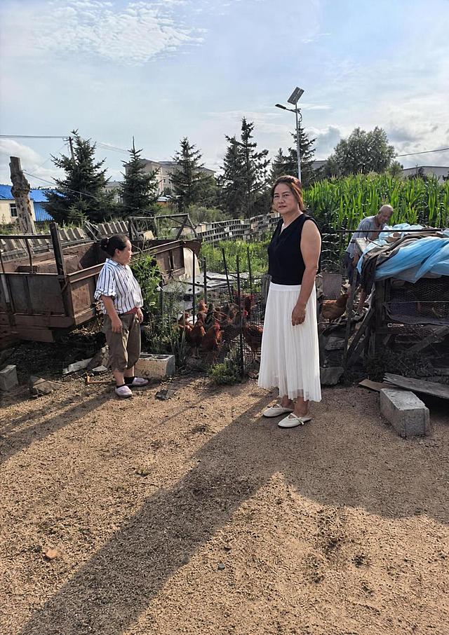 去除图片中所有白色文字水印（经度、纬度、坐标系、地址、时间、海拔、天气、备注等文字），以及右下角的水印，保持画面中人物、植物、建筑、动物等其他内容完整自然，与周围环境融合无痕