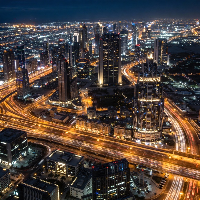 生成一张城市灯火通明的夜景预览效果