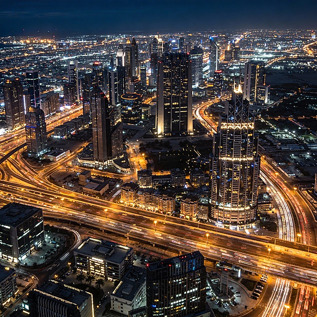生成一张城市灯火通明的夜景