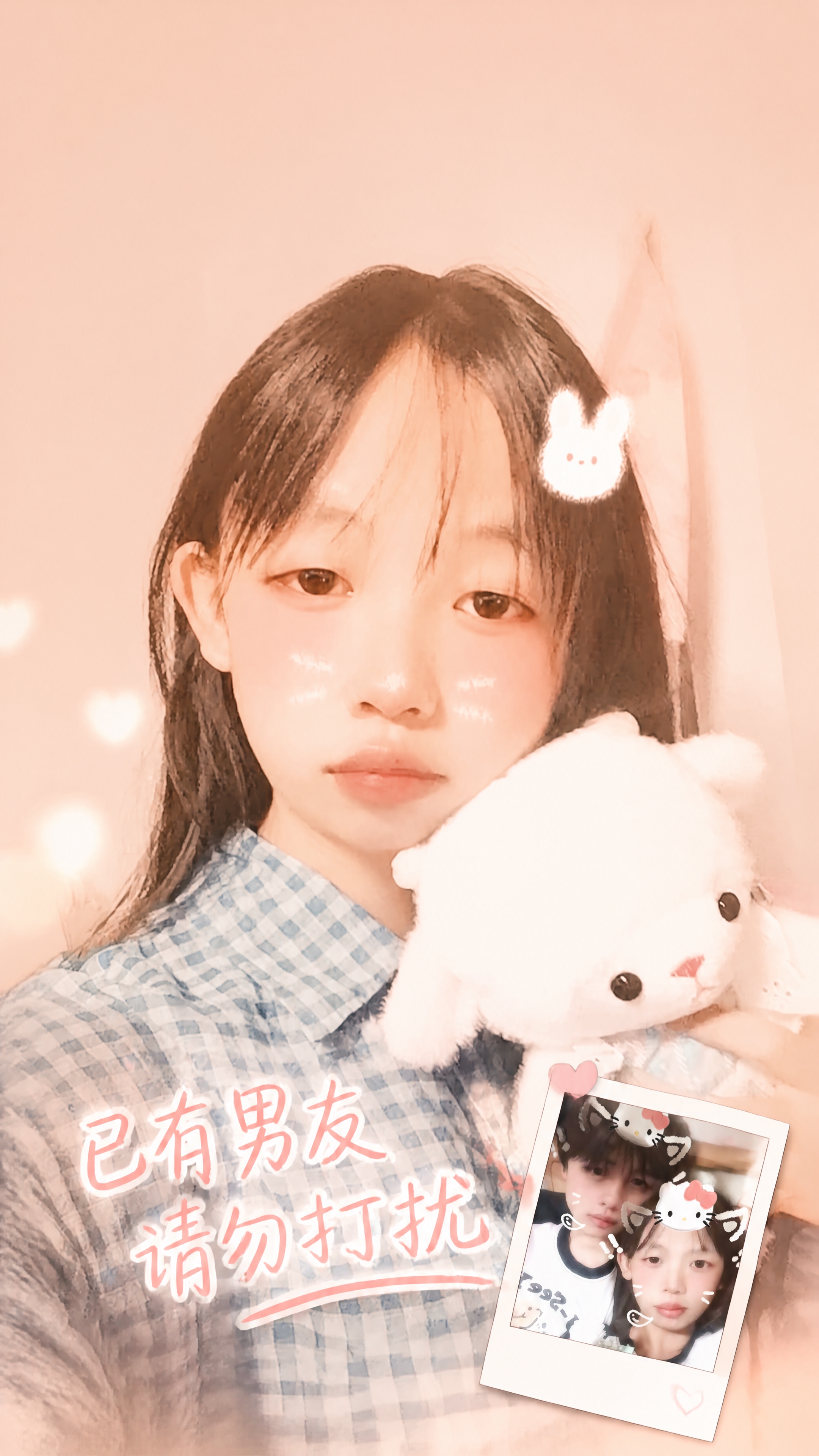 以女生单人照为主体背景，调整为温暖柔和的暖色调粉橘色系，整体风… - 图片创意预览