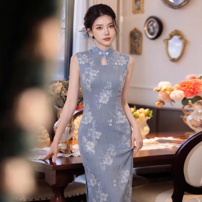 【主体保护指令】请保持参考图 1 中的【服装、穿着形态、构图】一致，包括服装款式/颜色/材质、合身度，不做改动。将模特的面部替换为新模特特征，参考图 2 的脸部特征，保持替换后的模特脸部与原目标模特脸预览效果