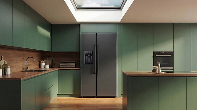 将图二的深灰色对开门冰箱替换图一现有的蓝色冰箱，嵌入到深绿色橱柜中，严格控制冰箱与橱柜四周缝隙为约4mm，保持齐平嵌入效果。保留原图一的大天窗、湖景、橱柜结构、木质台面和地板，保持冰箱外形、控制面板显示文字"-20 03"以及底部结构完全不变，保持整体光影自然，风格极简现代，超写实高细节