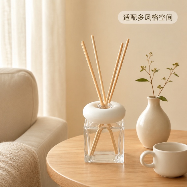 [主图-3] 风格搭配陈列展示-无火香薰
[氛围风格] 奶油风客厅空间搭配展示
[画质] 商业摄影质感、光线柔和通透、产品清晰真实、画面干净高级
[元素] 无火香薰放置在奶油风客厅的浅色沙发边几上，旁预览效果