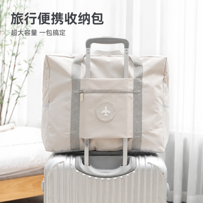 [主图-1] 旅行便携收纳包挂行李箱首图，产品正面全景展示。[氛围风格] 干净简约家居旅行场景，自然清新。[画质] 商业摄影质感、光线柔和通透、产品清晰真实、画面干净高级。[元素] 浅米白色旅行收纳包预览效果