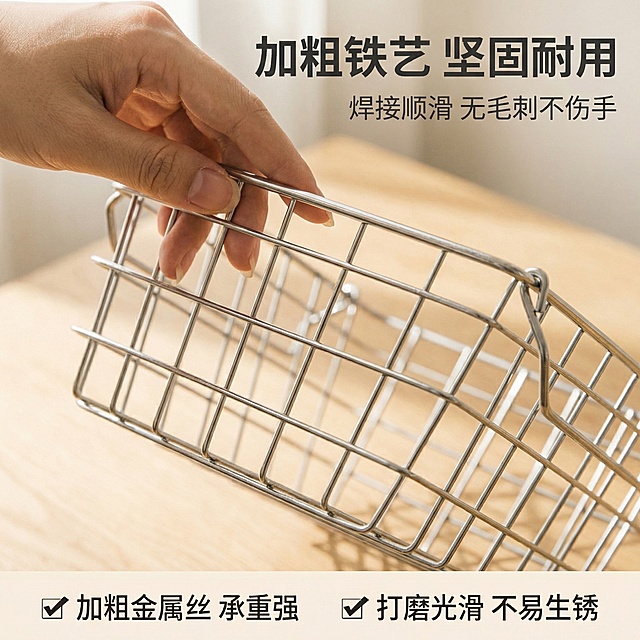 [垫图] https://gdesign-dam-hz.dancf.com/35953511519070291/d796a630829f48e090eb9ec5fe119bd7.jpg
[主图主题] 铁艺收纳篮材质细节图
[氛围/风格] 舒适简约、家居治愈，柔和自然光打亮金属表面
[画面元素] 全屏微距特写收纳篮的焊接边角、金属网格工艺，光影刻画金属质感，右侧有手部轻轻触碰收纳篮边缘的细节，突出坚固顺滑的质感
[配色色系] 主色调：金属银、浅肤色（手部）；辅助色：暖黄光影色
[视角构图] 俯视微距视角，景深极浅，聚焦材质细节
[文字版式] 右上角悬浮主标题“加粗铁艺 坚固耐用”（无衬线粗体，深灰色，大字号）；副标题“焊接顺滑 无毛刺不伤手”（无衬线常规体，深灰色，字号为主标题的50%）位于主标题下方；底部横向排列两个卖点图标+文字：“✓ 加粗金属丝 承重强”“✓ 打磨光滑 不易生锈”，文字为深灰色无衬线体，直接悬浮于画面
[比例分辨率] 1:1比例，2k分辨率
