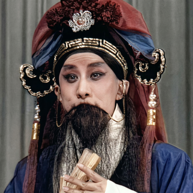 修复并优化这张京剧人物照片的画质，提升清晰度，还原细节，保留原图风格预览效果