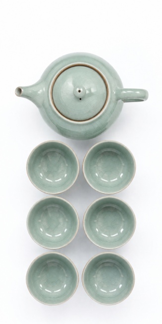 [主图-2] 玉青瓷茶具俯视图。
[氛围风格] 简洁干净，突出产品本身。
[画质] 商业摄影质感、光线柔和通透、产品清晰真实、画面干净高级。
[元素] 玉青瓷茶具从顶部视角居中展示，呈现完整顶部开口轮预览效果